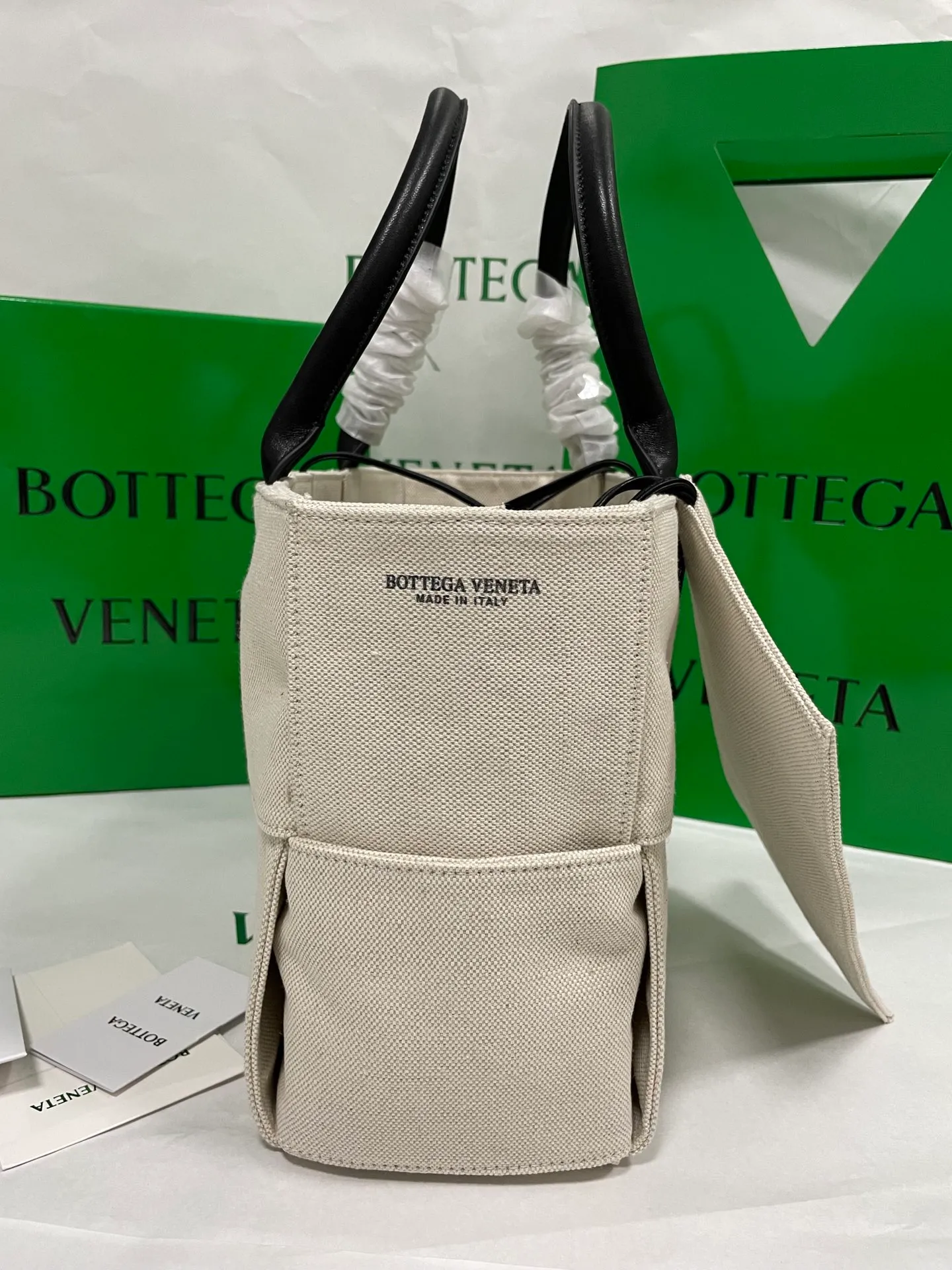 #𝐀𝐑𝐂𝐎 𝐓𝐎𝐓𝐄 Woven tote bag, 3 compartments in linen. Here comes the elegant tote bag. The woven elements and white body are perfect for commuting. The linen fabric and the overall design are simple and fashionable. The upper body is very easy to match. It has a strong signature. It is cool and cool, light and versatile. It is a favorite of many people. You can’t go wrong with this one! Size: 36*24*12